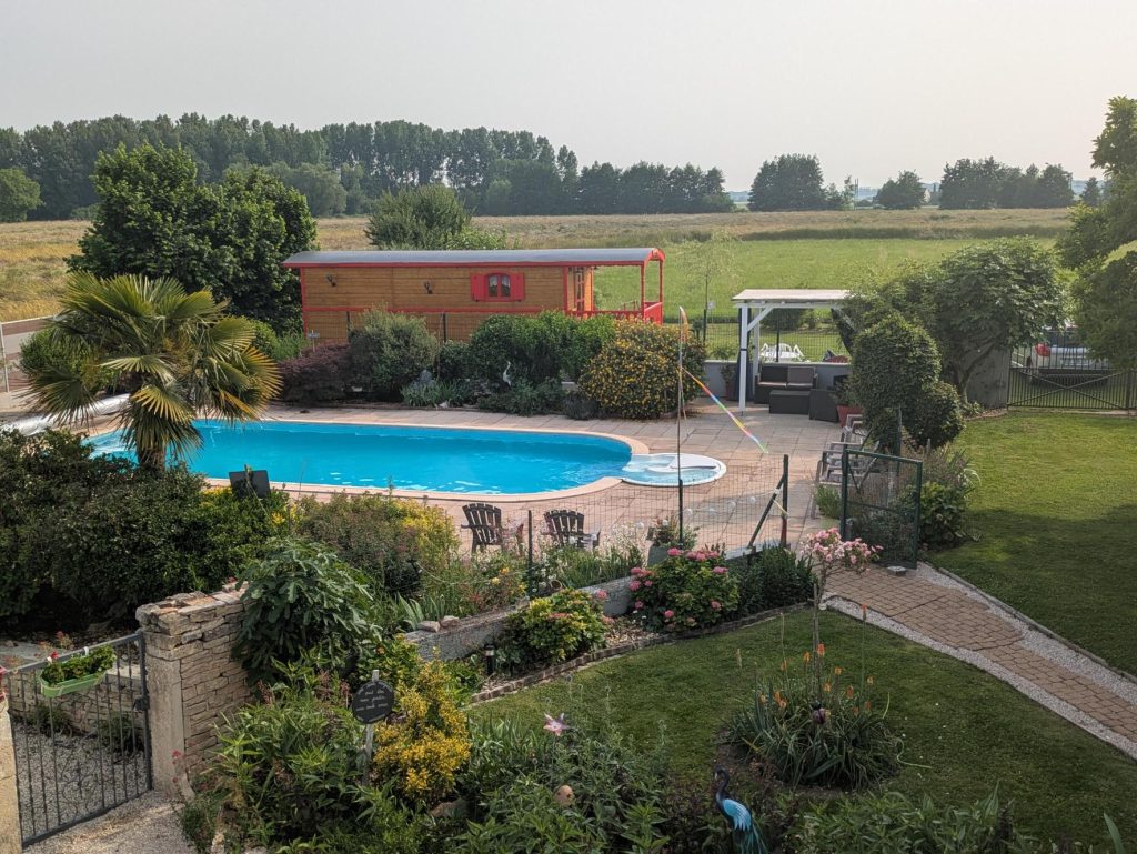 Média (45) Photo vue piscine et roulotte